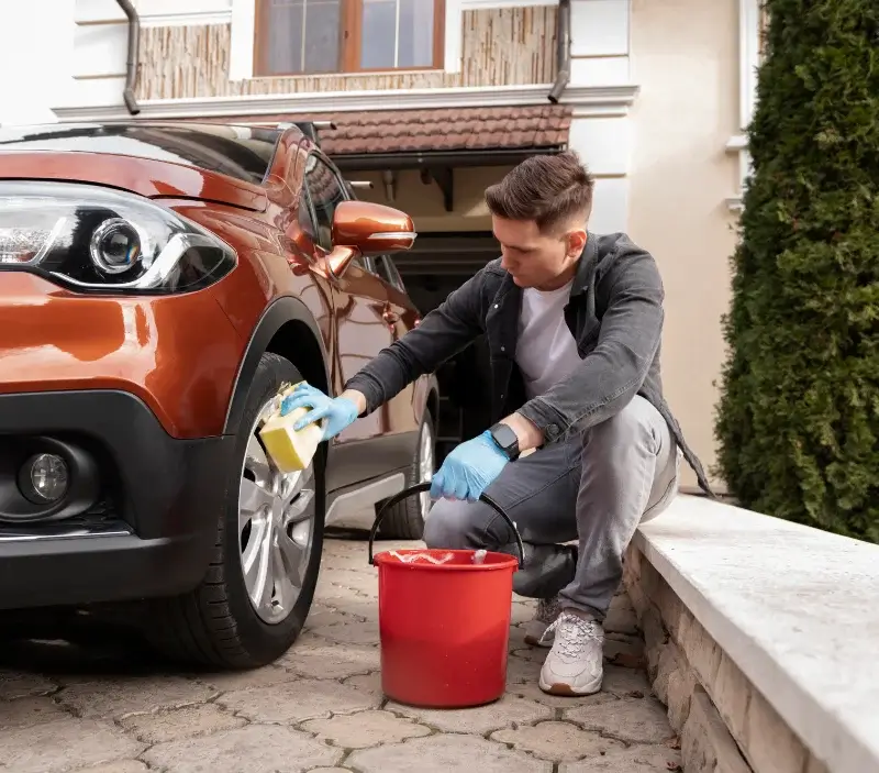 Lavage auto à domicile Saint-Gengoux-le-National : professionnel intervenant sur un véhicule